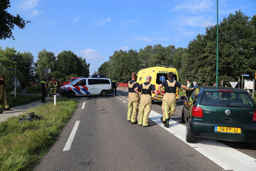 Wielrenner schiet onder een auto na botsing