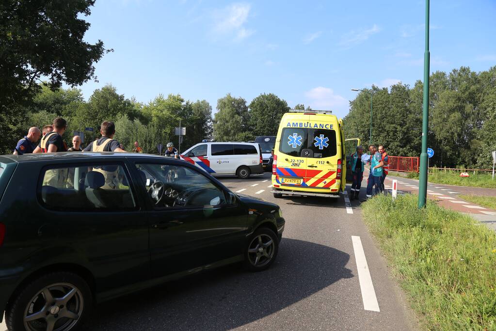 Wielrenner schiet onder een auto na botsing