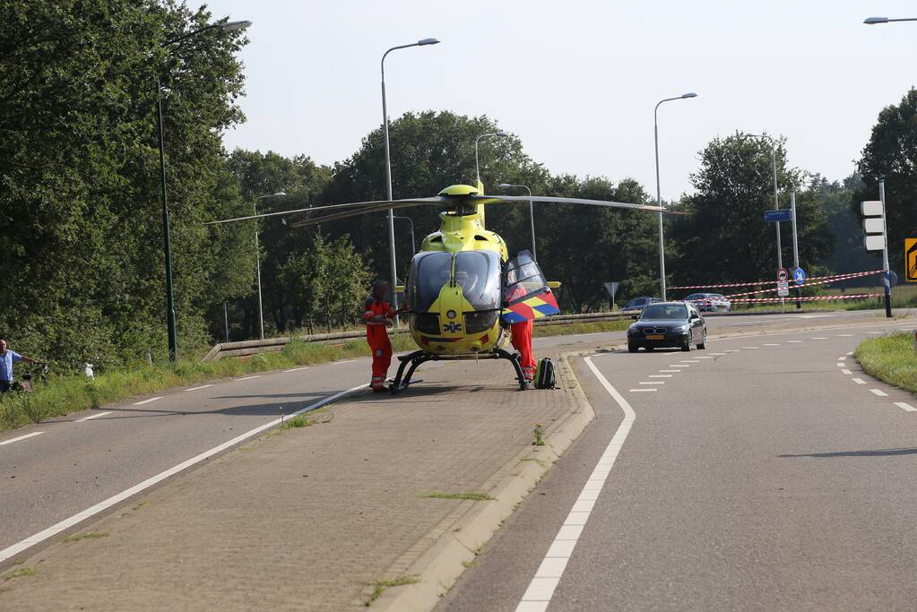 Wielrenner schiet onder een auto na botsing