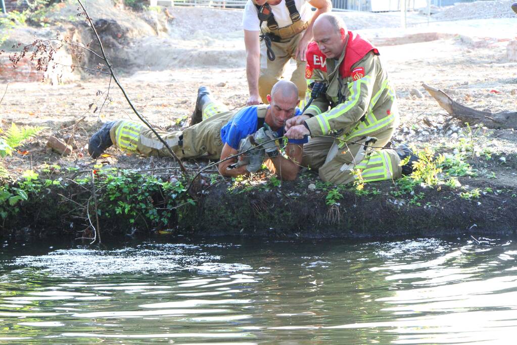 Brandweer redt eend in problemen