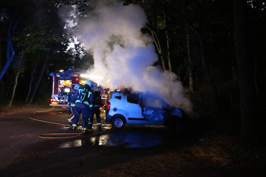 Voertuig verwoest door brandstichting