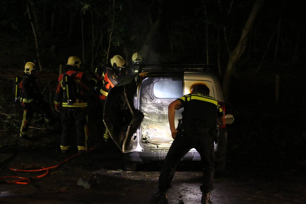 Voertuig verwoest door brandstichting
