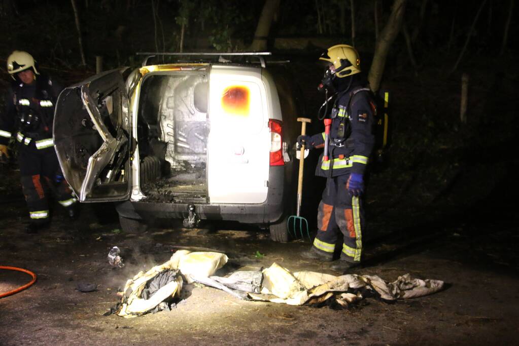 Voertuig verwoest door brandstichting