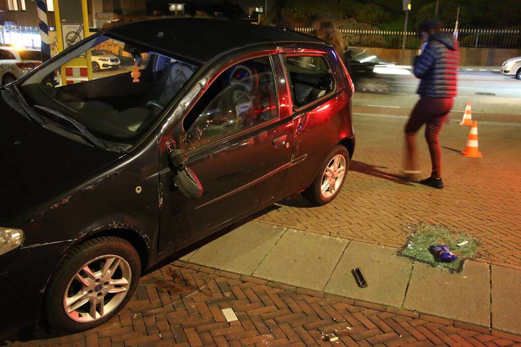 Auto op z'n kant door ongeval