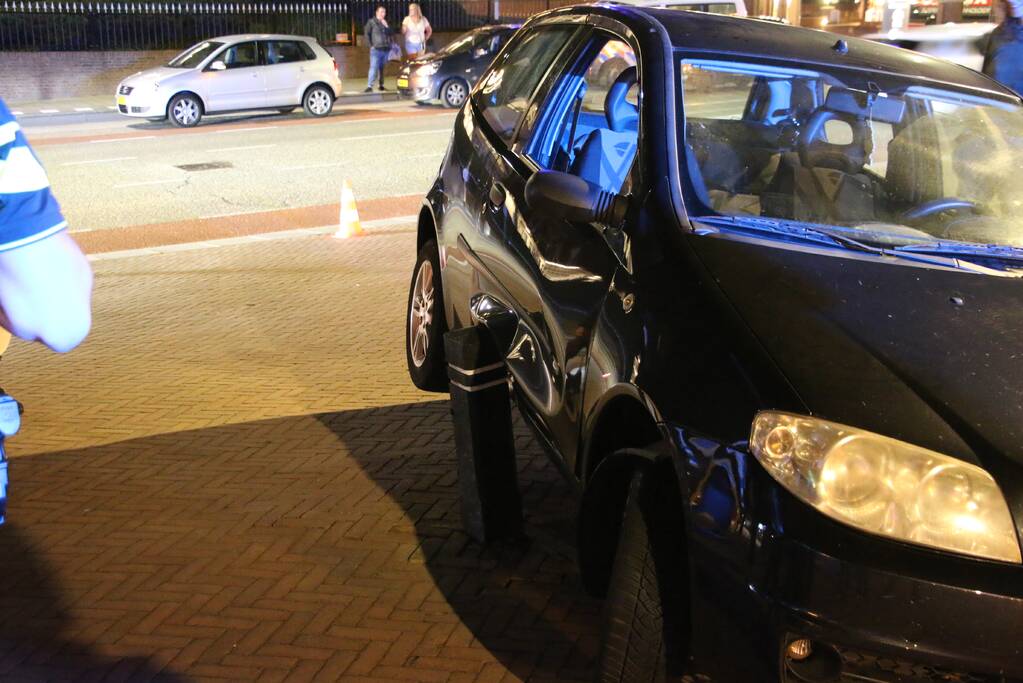 Auto op z'n kant door ongeval