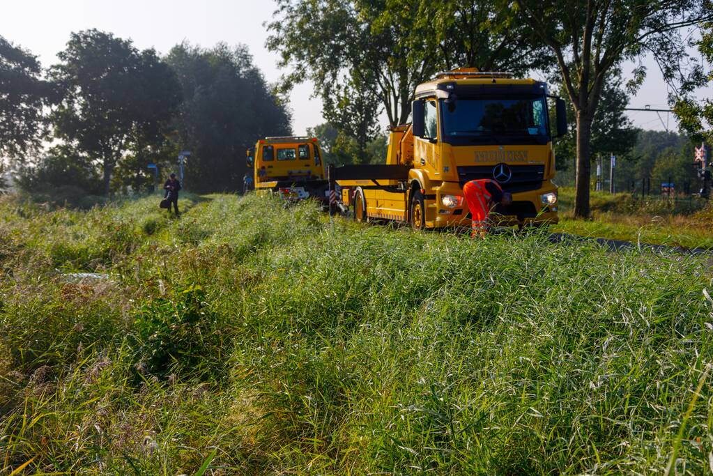 Automobilist raakt met auto van weg en belandt in sloot