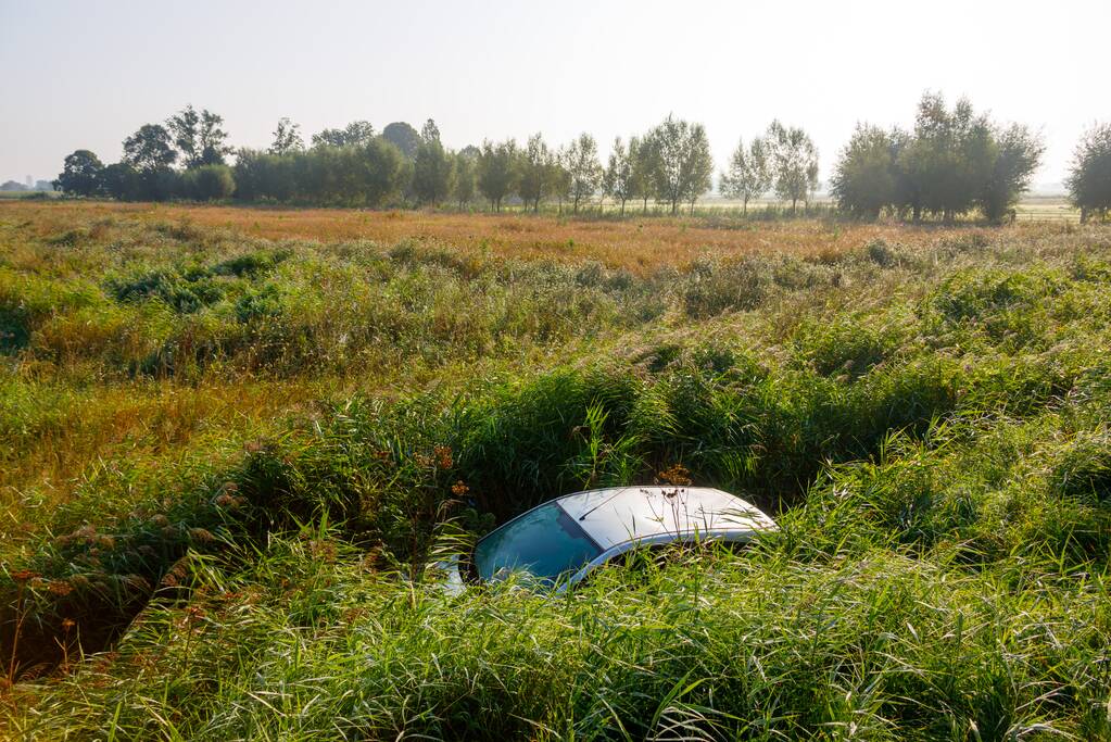 Automobilist raakt met auto van weg en belandt in sloot