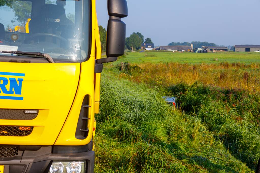 Automobilist raakt met auto van weg en belandt in sloot