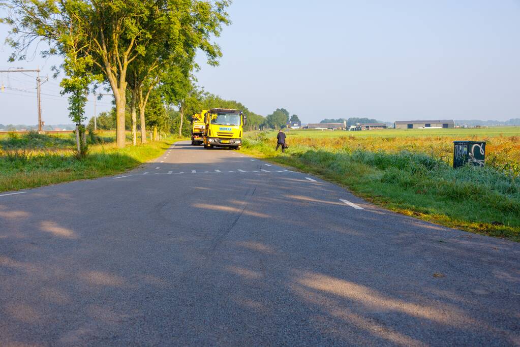 Automobilist raakt met auto van weg en belandt in sloot