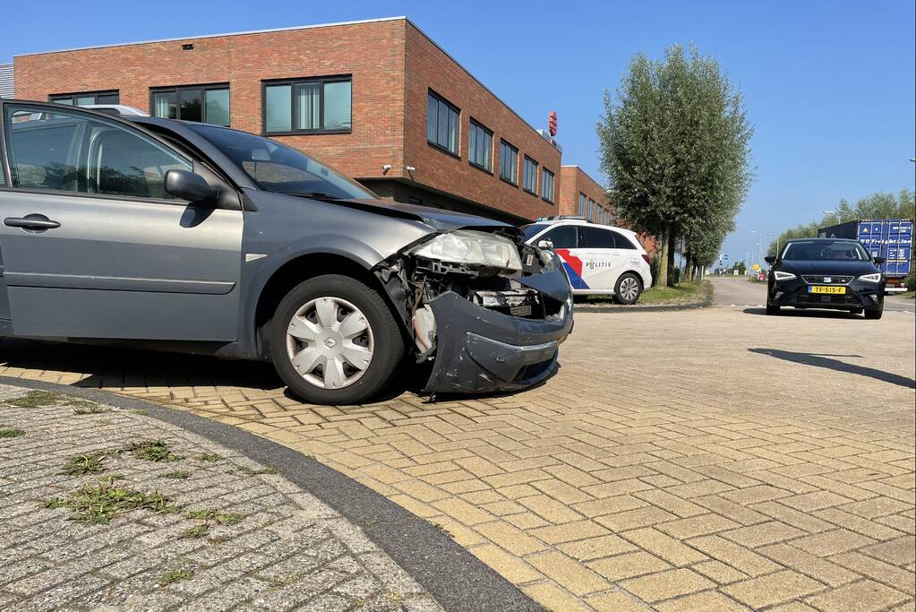 Auto's in botsing op kruising