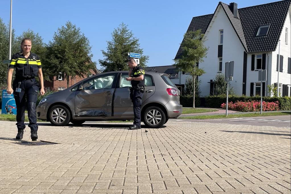 Auto's in botsing op kruising
