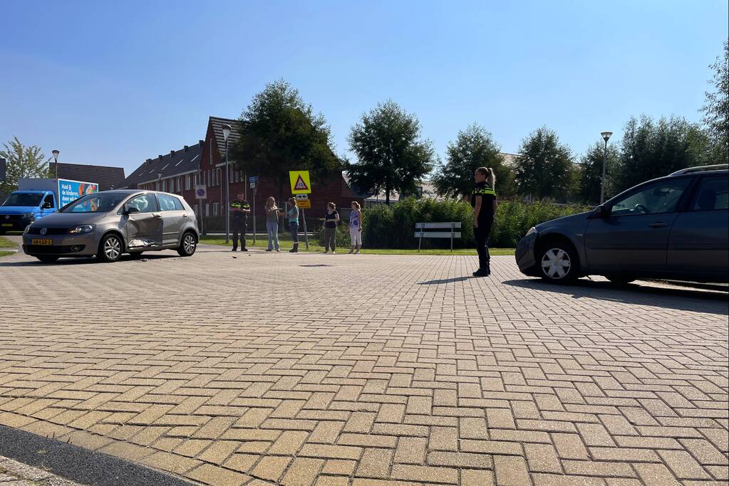 Auto's in botsing op kruising