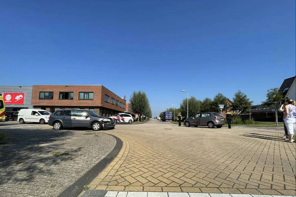 Auto's in botsing op kruising