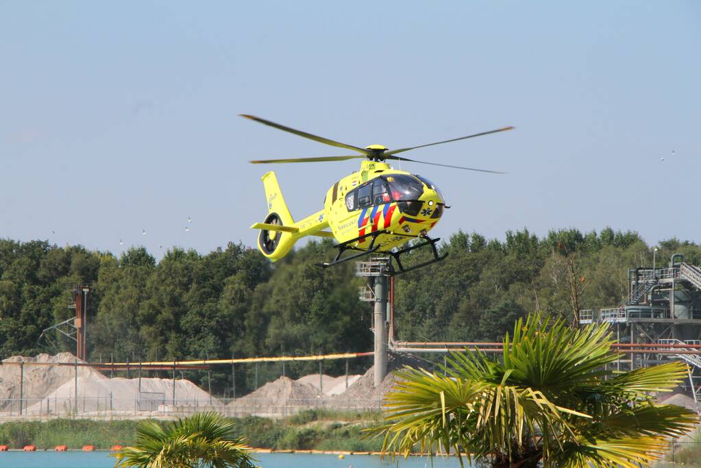 Grote zoekactie naar persoon in water Dagstrand Het Blauwe Meertje