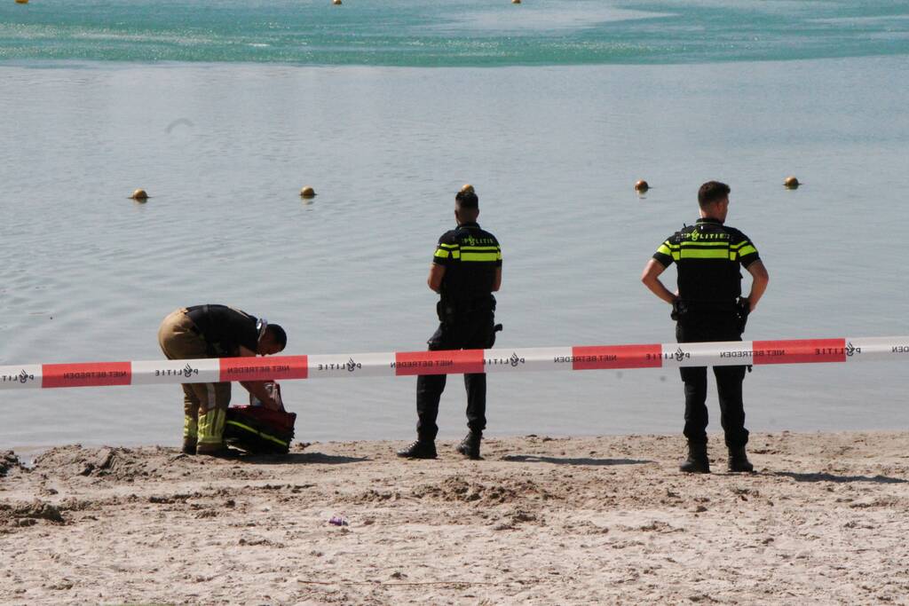 Grote zoekactie naar persoon in water Dagstrand Het Blauwe Meertje