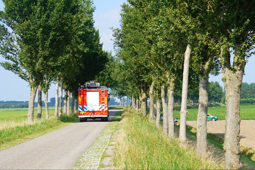 Enorme rookwolken bij brand in tractor