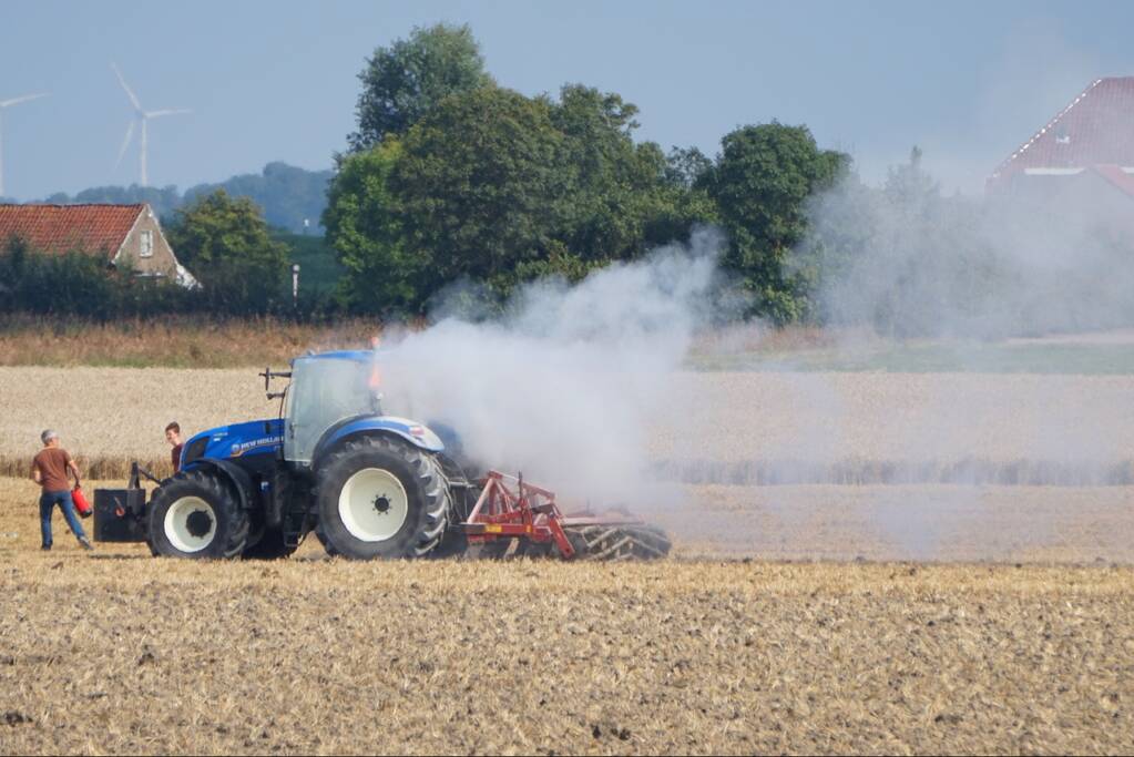 Enorme rookwolken bij brand in tractor