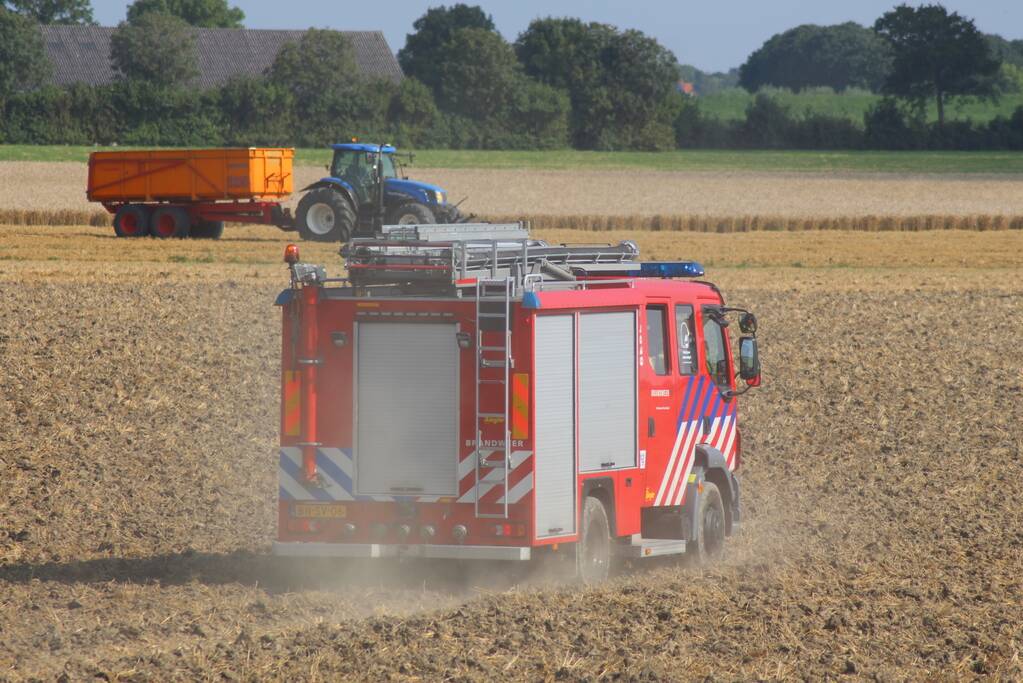 Enorme rookwolken bij brand in tractor