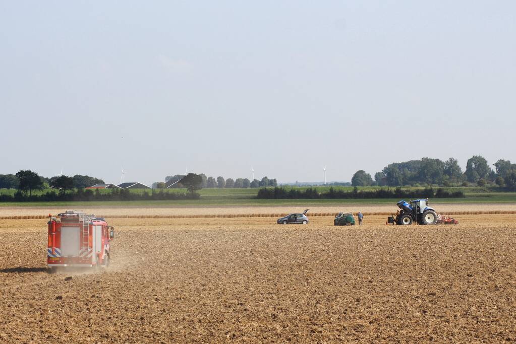 Enorme rookwolken bij brand in tractor