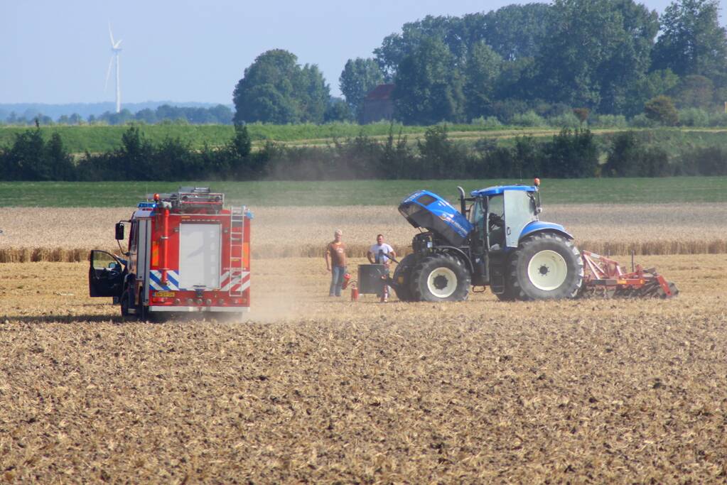 Enorme rookwolken bij brand in tractor