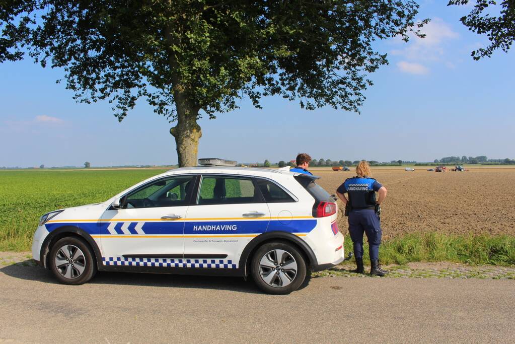 Enorme rookwolken bij brand in tractor