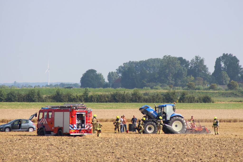 Enorme rookwolken bij brand in tractor