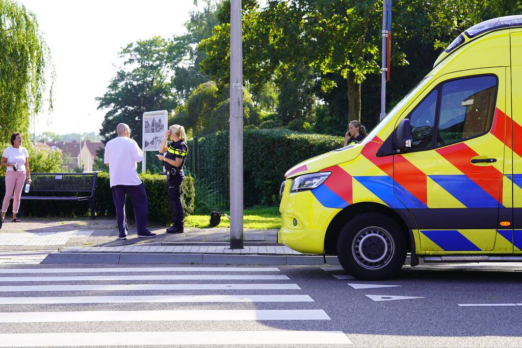 Fietser aangereden door auto op rotonde