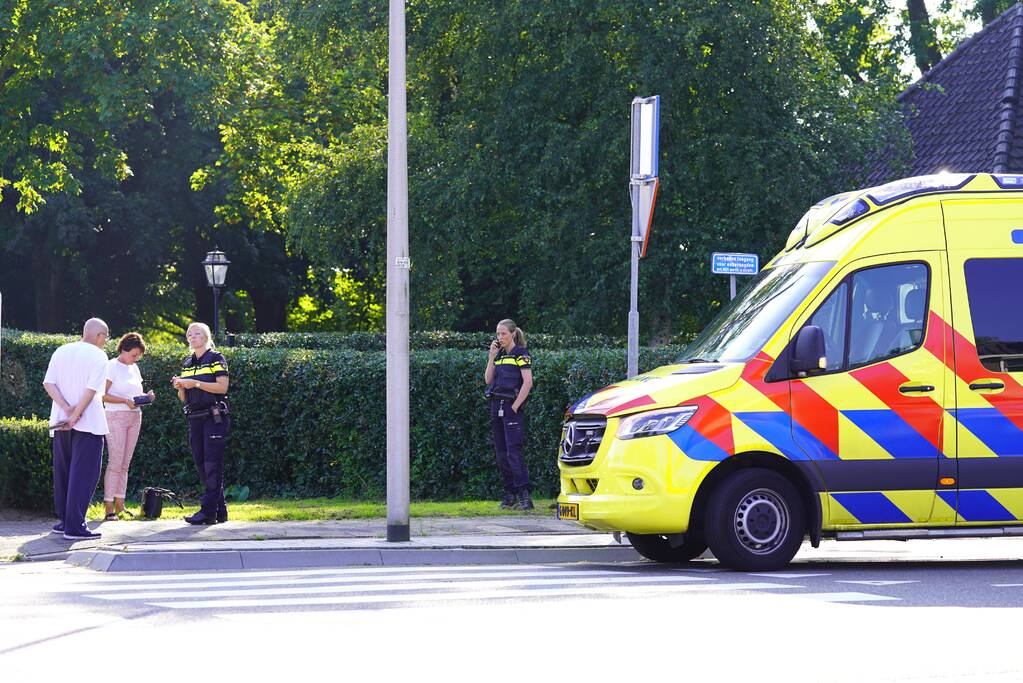 Fietser aangereden door auto op rotonde