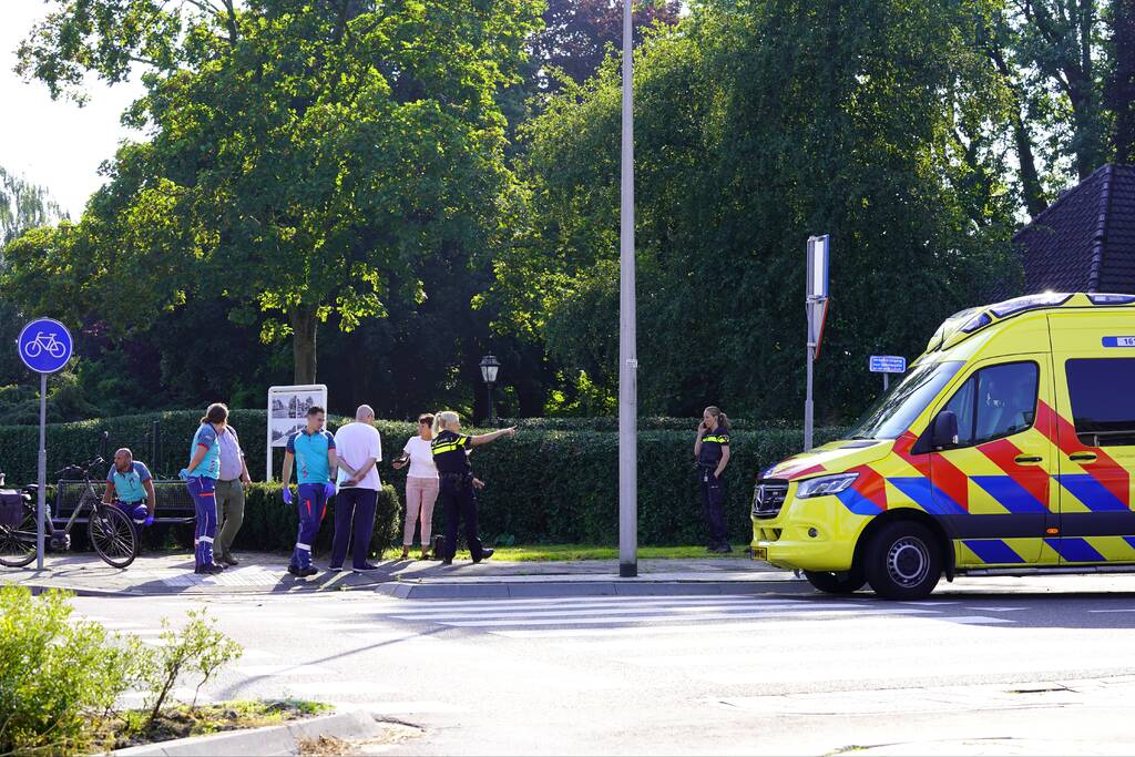 Fietser aangereden door auto op rotonde