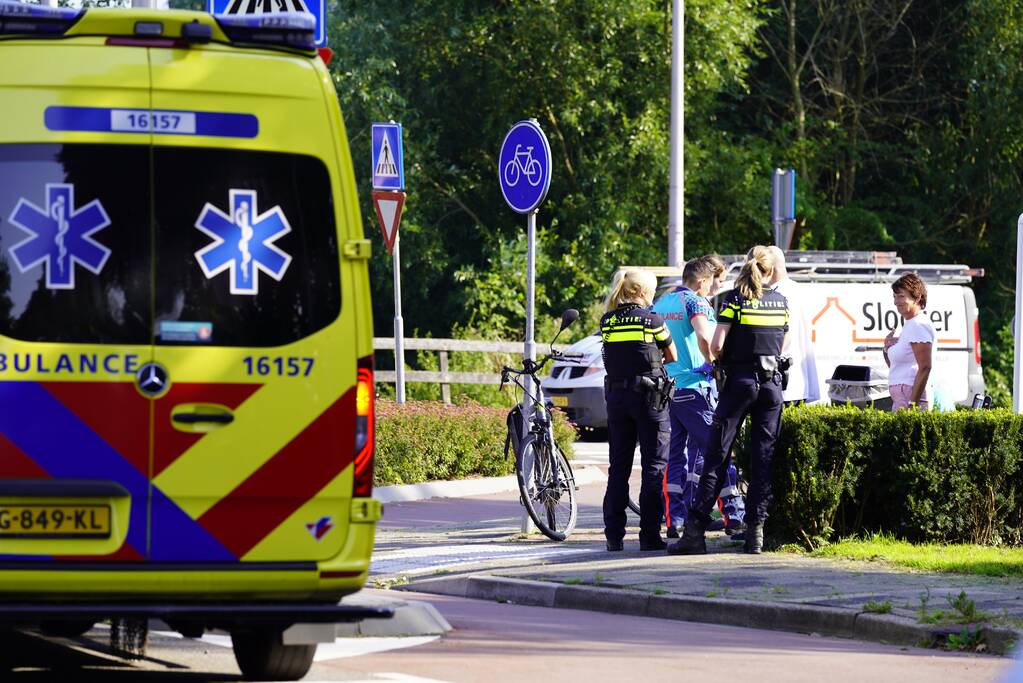 Fietser aangereden door auto op rotonde