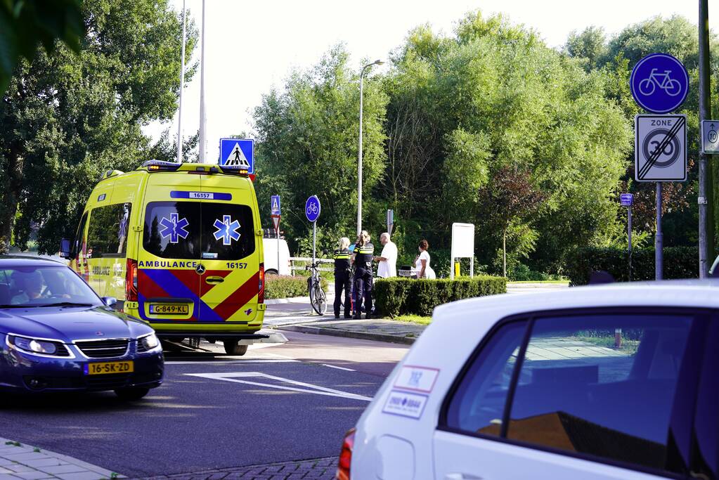 Fietser aangereden door auto op rotonde