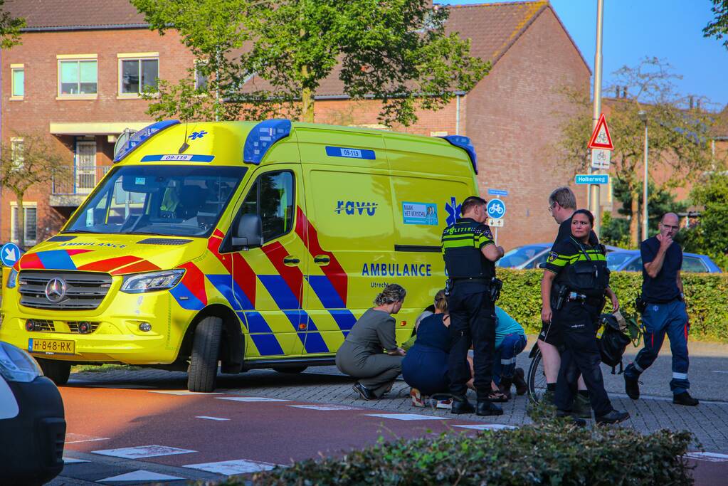Fietsster gewond bij botsing met auto