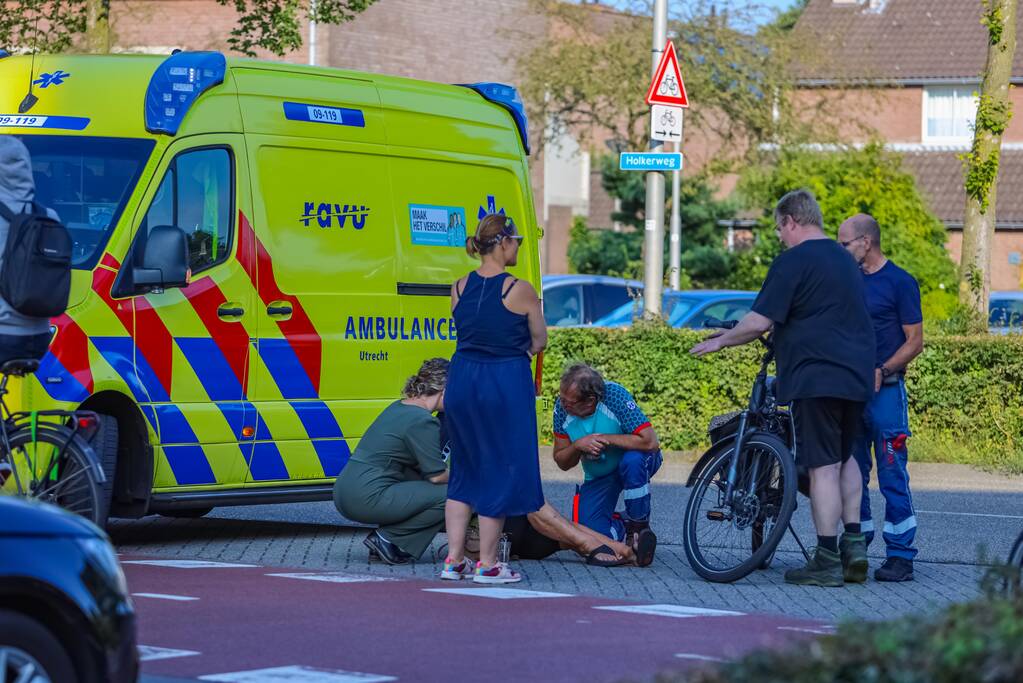 Fietsster gewond bij botsing met auto