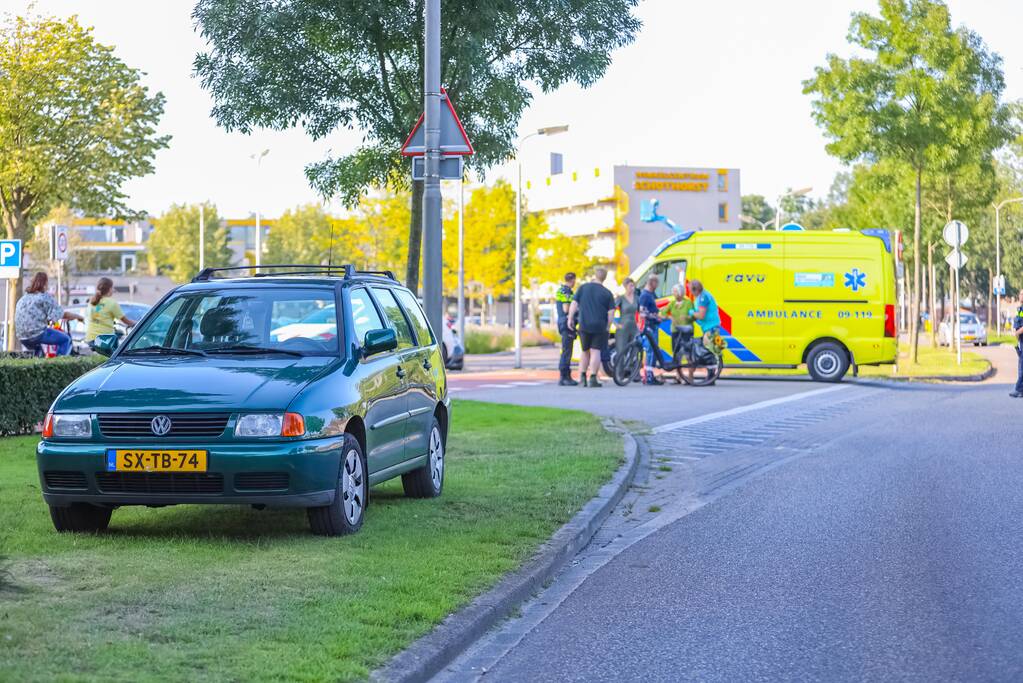 Fietsster gewond bij botsing met auto