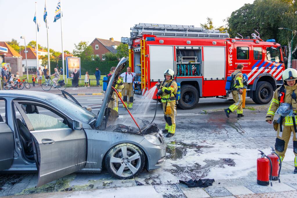 Rijdende auto vat vlam