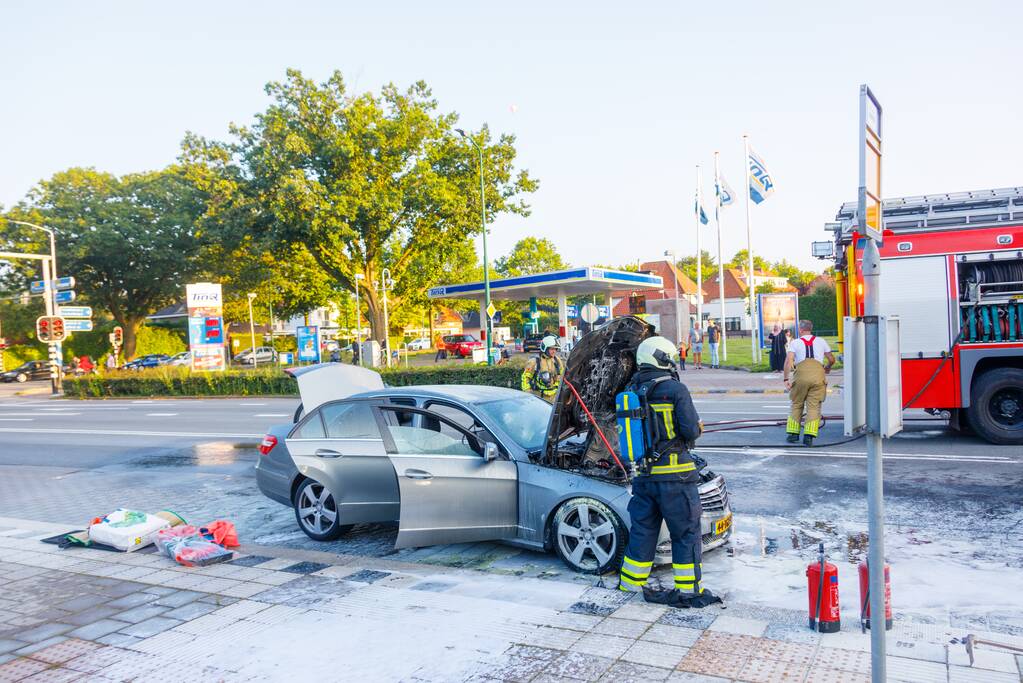 Rijdende auto vat vlam