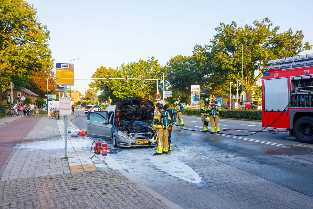Rijdende auto vat vlam