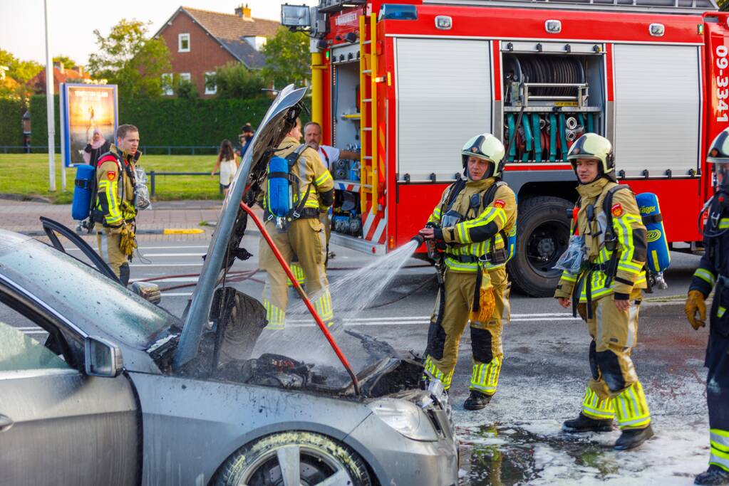 Rijdende auto vat vlam