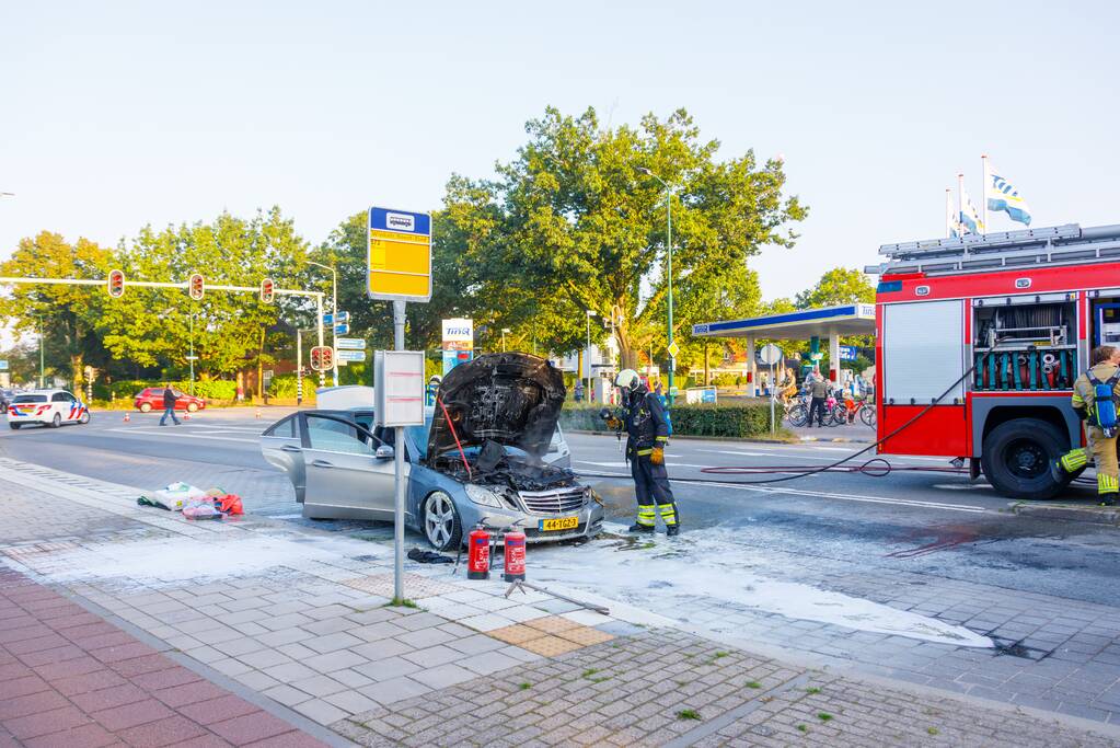 Rijdende auto vat vlam