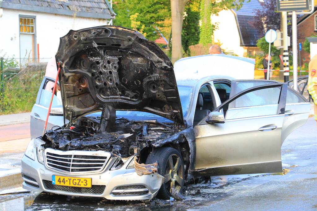Rijdende auto vat vlam