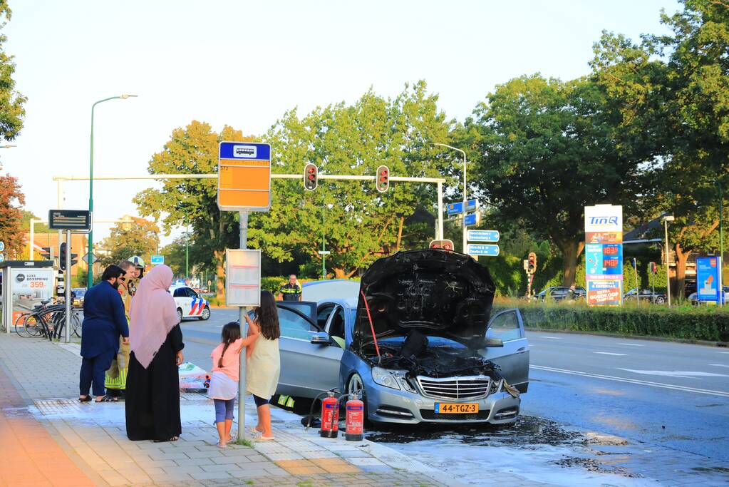 Rijdende auto vat vlam