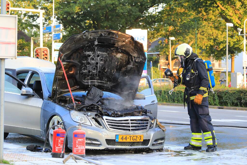 Rijdende auto vat vlam