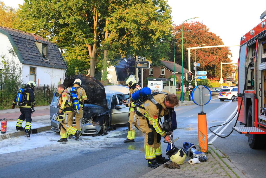 Rijdende auto vat vlam
