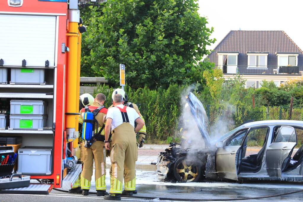 Rijdende auto vat vlam