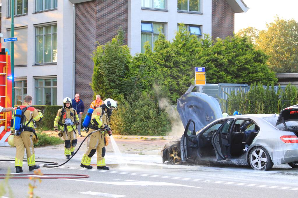 Rijdende auto vat vlam