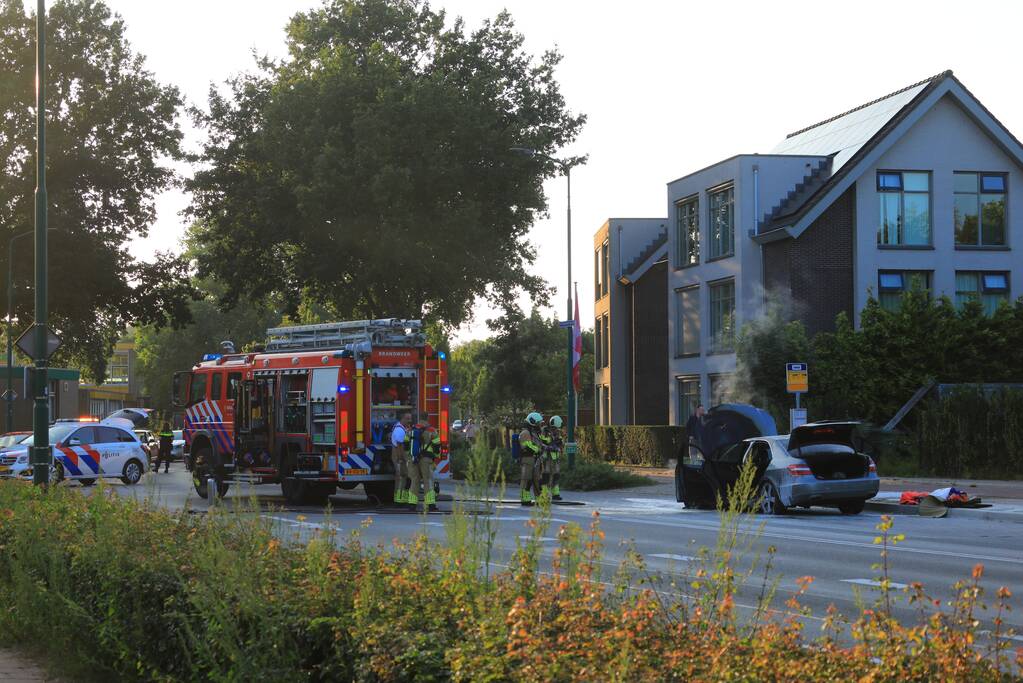 Rijdende auto vat vlam