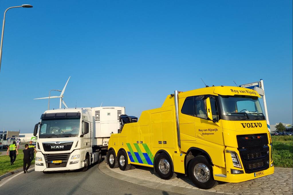 Vrachtwagen verliest trailer op rotonde