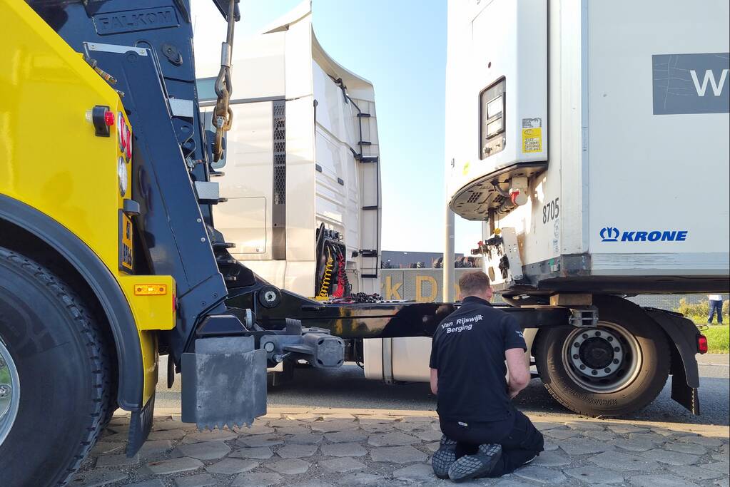 Vrachtwagen verliest trailer op rotonde