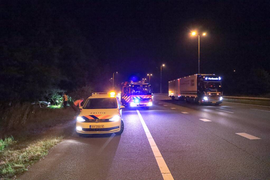 Bestuurster verliest macht over het stuur en komt tot stilstand in struiken