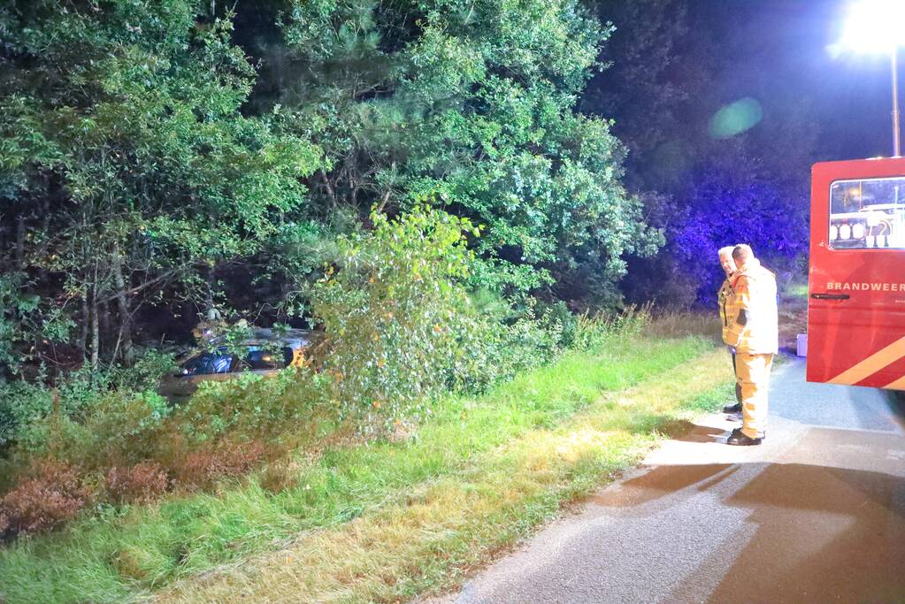 Bestuurster verliest macht over het stuur en komt tot stilstand in struiken
